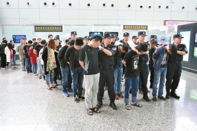 254名电信诈骗嫌犯被押解回国