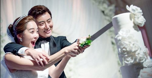 近日,韩国女星蔡琳与中国男星高梓淇喜结连理.