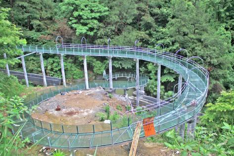 龙官村九曲玻璃水滑道将迎来游客