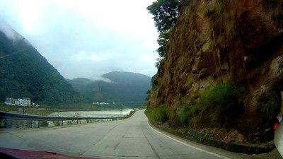 从石棉下了高速往泸定走的是s211省道,路况还不错.