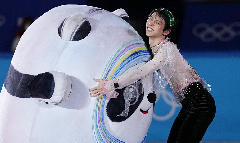 顶流!羽生结弦表演征服陈露,暖心扶起冰墩墩,与金博洋跪滑
