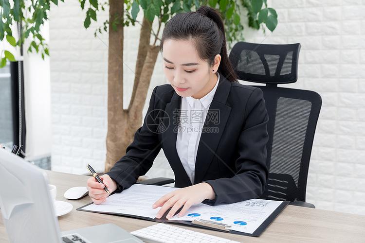 女性商务办公签合同