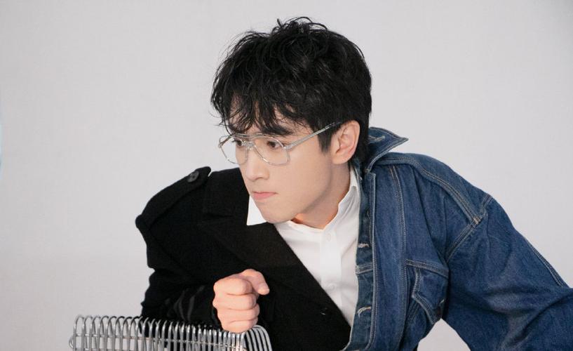 分享一组陈晓图片给大家,图中的明星图片壁纸会点缀你的电脑桌面,美化