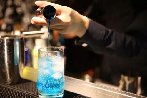 吧台上帅气的调酒师正在调着酒,是不是以为进了酒吧?