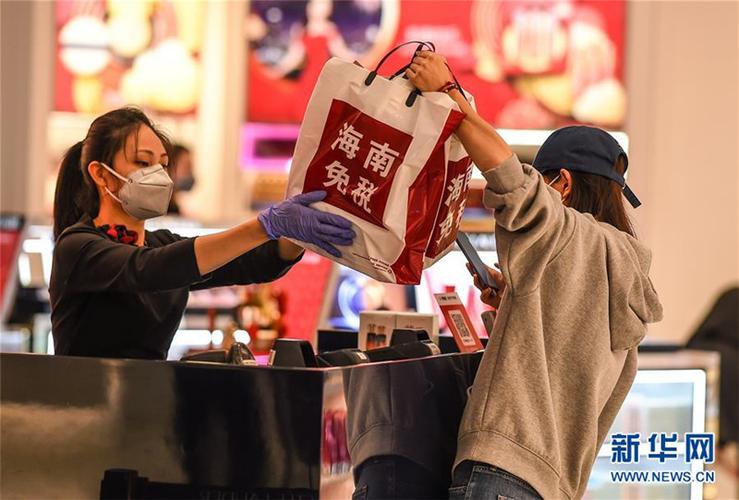 顾客在海口日月广场免税店内购物(2月20日摄).新华社发(蒲晓旭 摄).