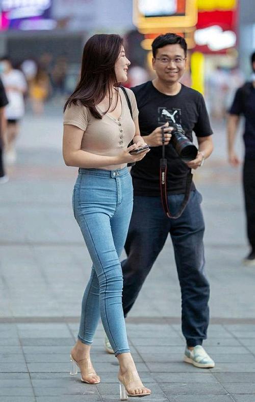 街拍:穿高跟鞋购物的小姐姐,身材性感似模特,凹凸有致