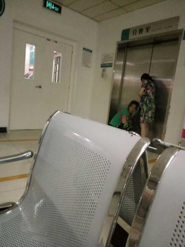 也是若有若无的~但无论能不能看到,产房外面的等待都是焦急无比的