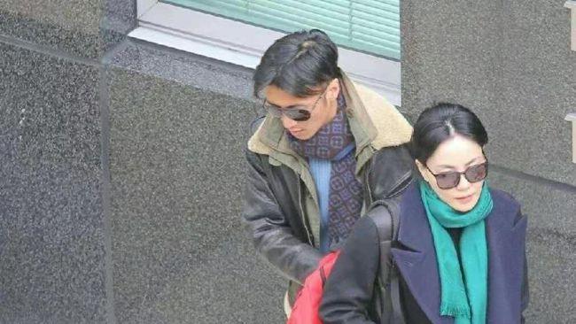 王菲谢霆锋牵手,甜蜜秀恩爱,与21年前的"世纪牵手"姿势一样耶