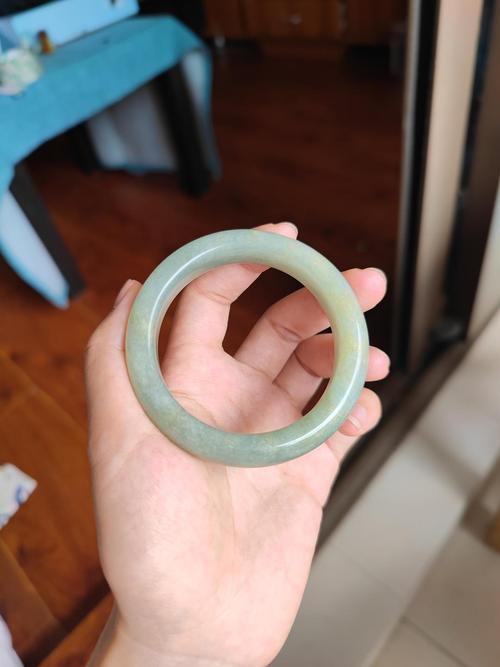 可以帮我我这只岫玉手镯买贵了多少吗?