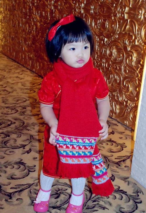 李湘女儿王诗龄庆2岁生日 超萌旗袍装秀可爱(组图)