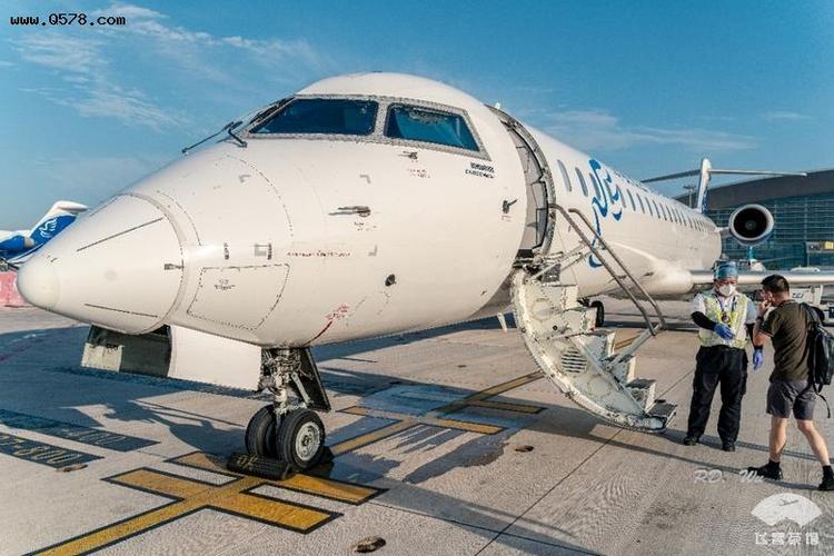 乘坐庞巴迪cr9小飞机是什么体验?拔草机龄5.4年的华夏