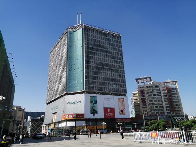 不同角度拍摄郑州二七广场和待拆的友谊大厦