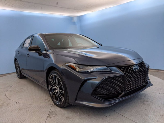 新款丰田亚洲龙,前脸造型非常激进,四出排气很有性能范,爱了