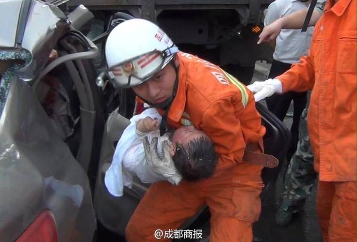 消防员从车中救出仅1岁的小孩,由于奶奶的保护,他只受了轻伤.