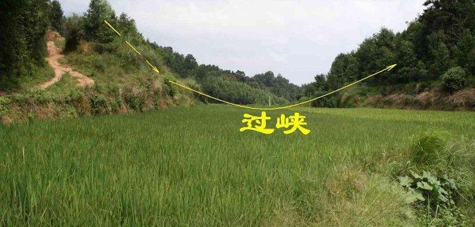 乾亥过峡入首,过峡处有夹耳峰护送,关护重重,密不透风.