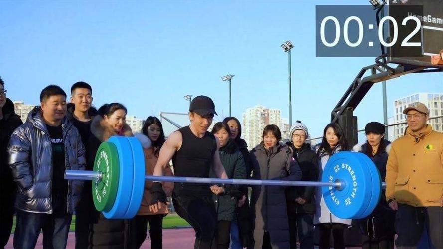 揭秘:刘谦的悬浮杠铃魔术,120公斤的杠铃竟然在空中漂浮!