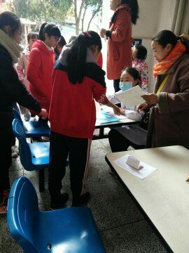 主动走进绵阳市第一中学为64名学生查看结核菌素(ppd)试验皮试结果