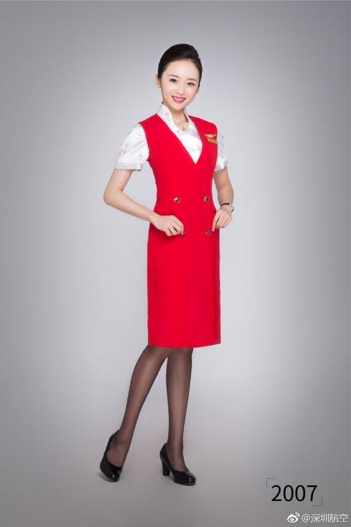 2003年深航空乘制服 图片来源:深圳航空微博