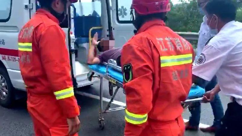 暖心!消防员为车祸伤者打伞遮阳,男子获救后敬礼致谢