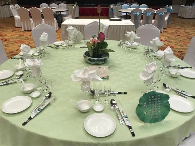 队冯艳梅和傅丹分获中式辅床暨夜床设计和中餐宴会主题摆台项目二等奖