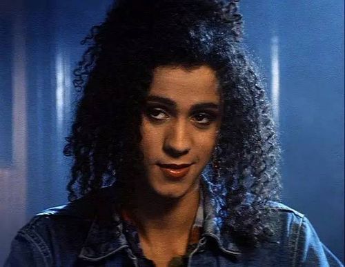 《哭泣的游戏》《迷恋荷尔蒙》的故事发生在一位美国年轻大兵barry和