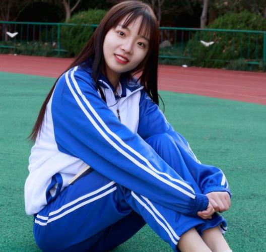 初中女生自认为"呆萌"的行为,男生眼中很幼稚,老师眼中是异类