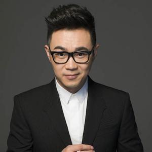 随后,大鹏[微博]董成鹏转发微博,祝福吴亦凡:"生日快乐凡凡,愿你福如