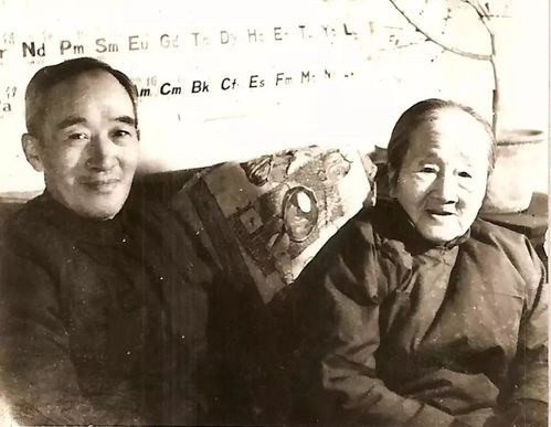 沈同与母亲叶寿琴因为这40年我的户口一直在协和,所以等我退休了