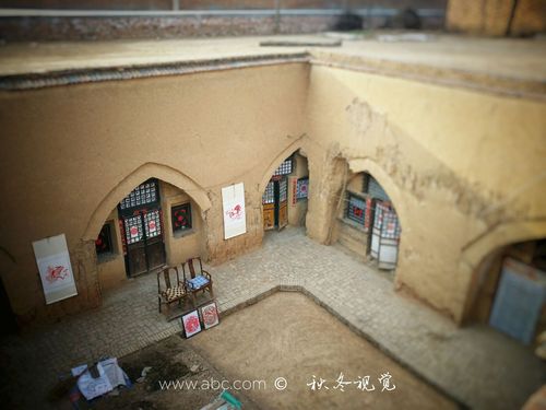 在地坑院的大村子叫南沟村,这里家家户户都会剪纸艺术,据传,剪纸手工