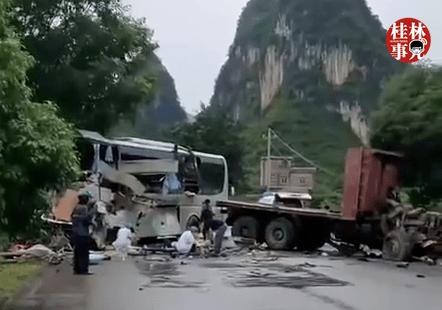 桂林大客车与货车相撞!多图 视频直击_平乐县