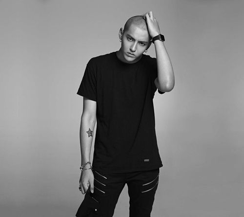 吴亦凡光头造型拍写真 桀骜尽显嘻哈范儿