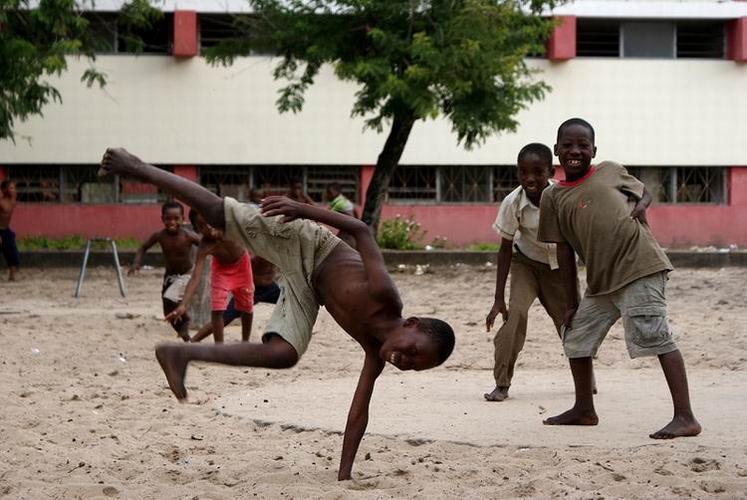 动感黑娃 (图1)我身在非洲工作,业余时间喜欢摄影,捕捉非洲景色及