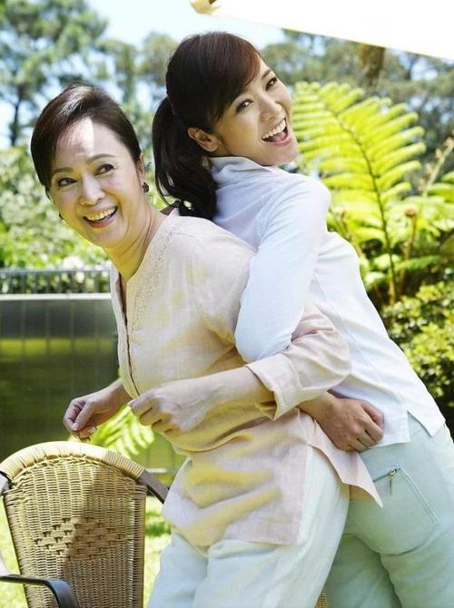 侯佩岑妈妈一把年纪星范十足驾驭潮装不在话下好气质不输女儿