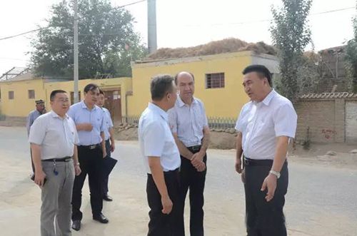 洛浦县委书记王玉军,县委副书记,县长地力夏提·库尔班陪同调研