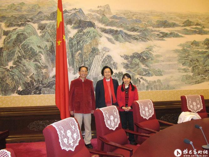 八一大楼画作前合影__康金梅艺术相册_康金梅官方网站