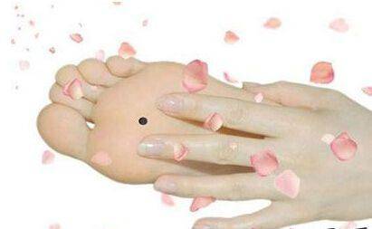 手背痣主才巧,掌中痣主富贵!手足痣相命理详解