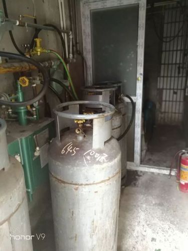 在餐饮商铺煤气储藏间发现煤气罐超量  已通知商铺老板  尽快整改
