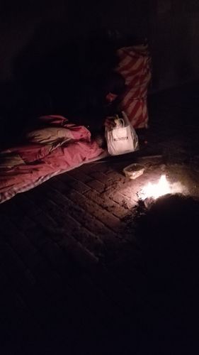睡在桥洞下的大爷