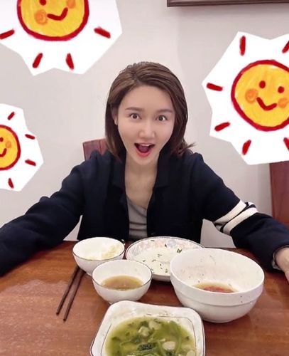 龙洋晒出搞怪特效视频,在视频中她的头被放大,时而嘟嘴时而微笑,表情