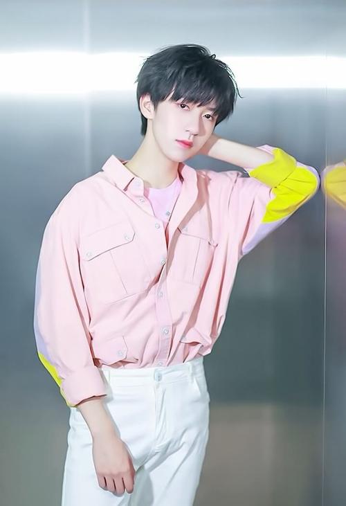 第15期:贺峻霖高清无水印手机壁纸分享