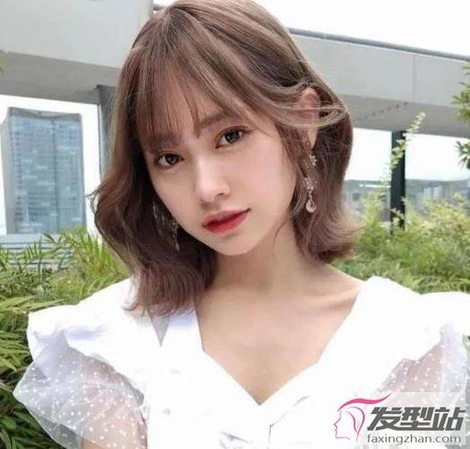 最新鱼尾卷肩上烫发型 唯美灵动时髦值爆表-卷发发型