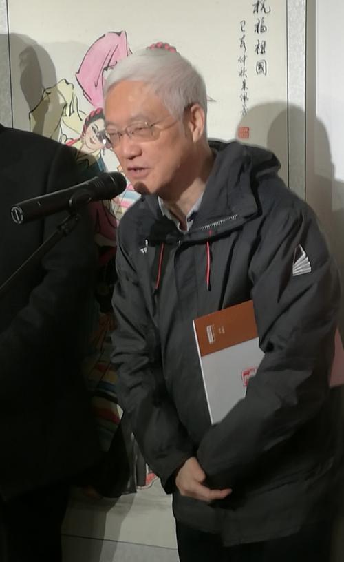 武汉市老领导袁善腊宣布书画展开幕.