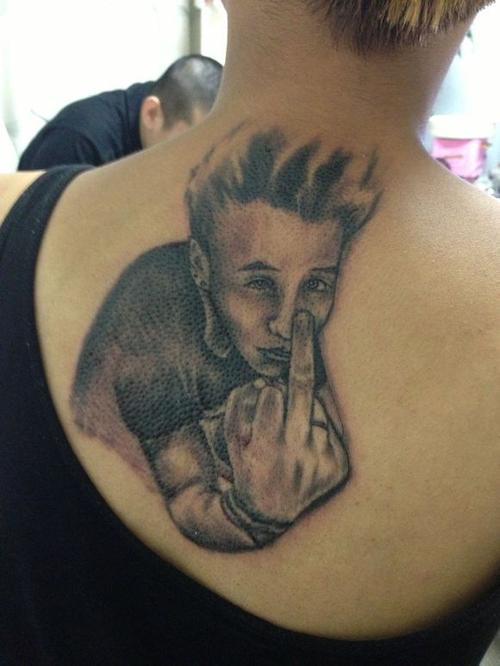 后背个性男孩纹身图案