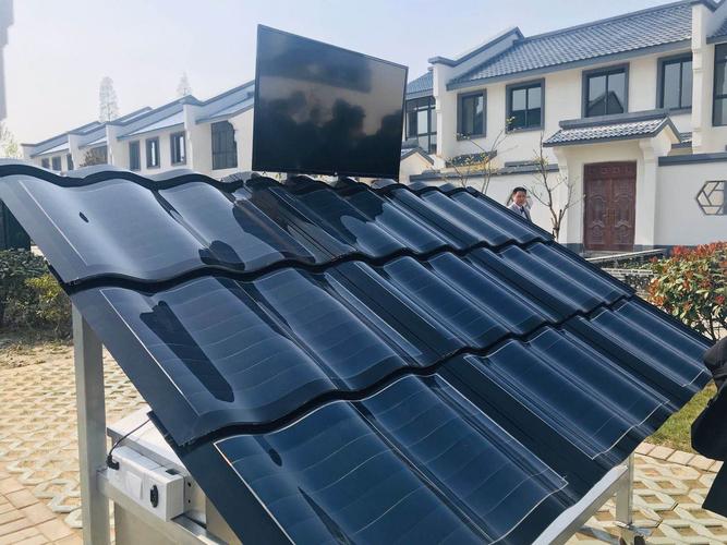 在佳富新型农村社区,村民的新房中采用了光伏瓦新能源建材,每户