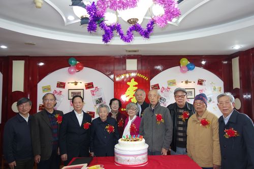 人如松柏岁长青,华堂春酒宴蟠桃