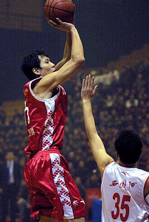 图文-浙江队客场战胜陕西 浙江队吴乃群中投得手
