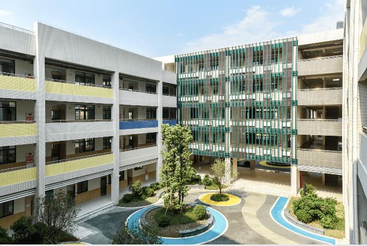 学校中庭东面墙上设计了大型装饰网架,未来将供爬藤植物爬满外墙,能在