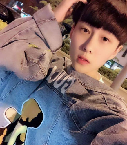 王乐乐深夜泡吧,周围美女环绕,过气网红生活潇洒!
