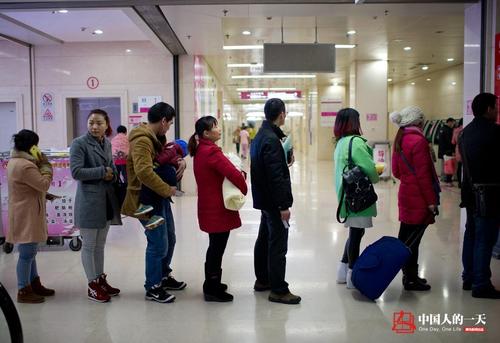 48岁成都月嫂月入过万 订单排到下半年