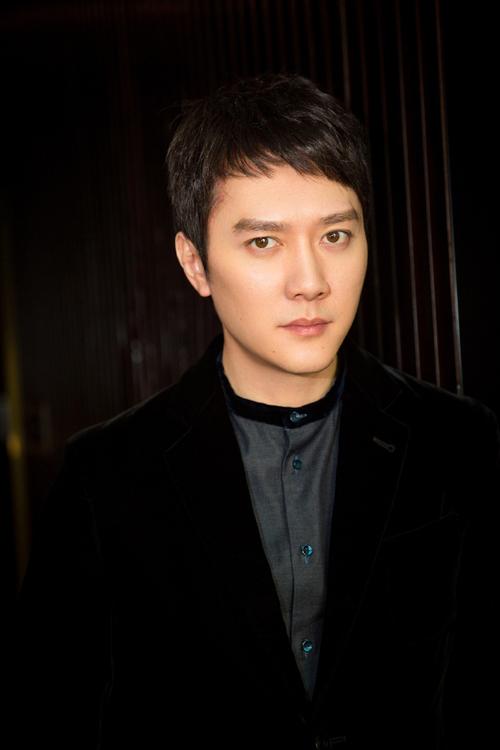 冯绍峰帅气儒雅发布会写真图片